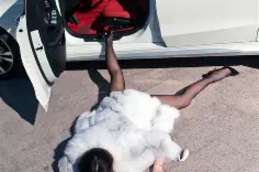 被禁关活该！140万美女网红摆拍被央媒怒批目前仍未道歉