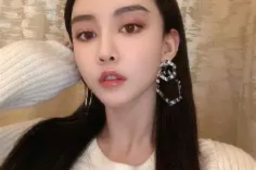 迪丽热巴深V造型登热搜引争议粉丝心疼担心走光审美讨论激烈