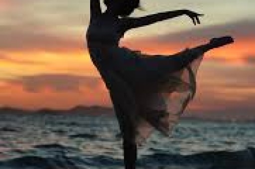 网红红毯无滤镜惊天反转：皮皮朱脸肿孙恩盛瘦成杆 全网热议撞脸原形毕露